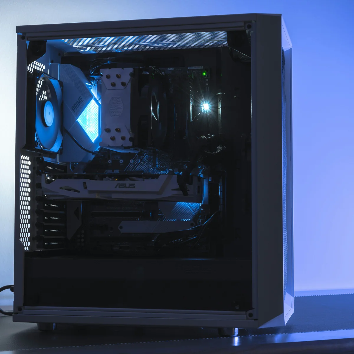 Gamme FCC Phantom : PC gaming vitré éclairé